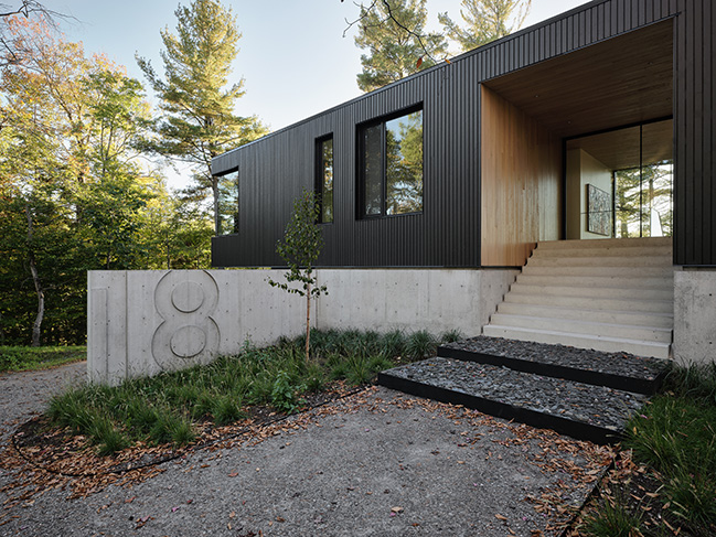 Contemporary home between lake and forest by LOCUS architecture+design