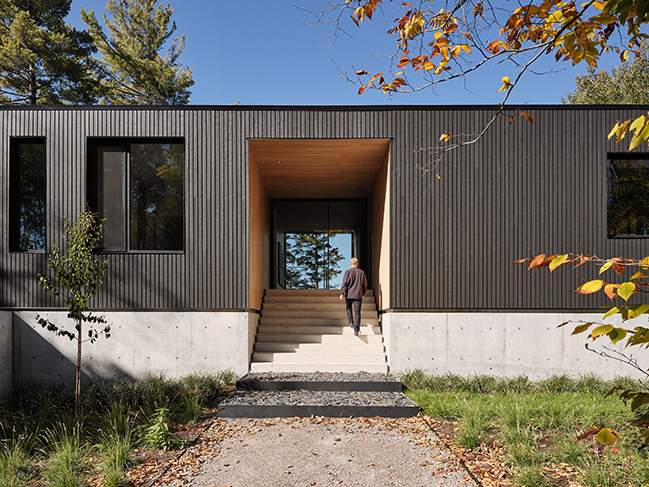 Contemporary home between lake and forest by LOCUS architecture+design