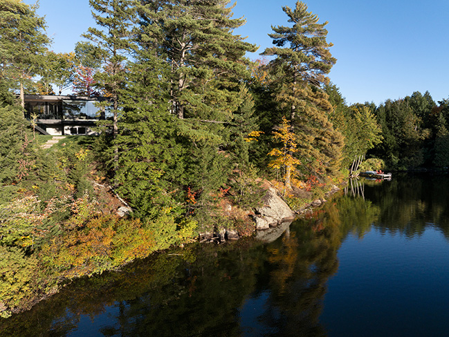 Contemporary home between lake and forest by LOCUS architecture+design