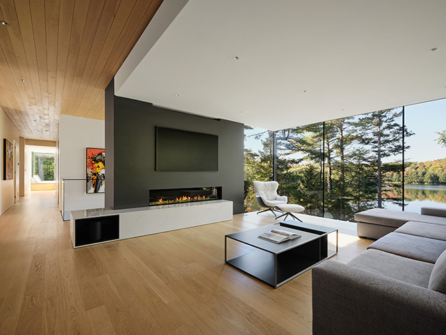 Contemporary home between lake and forest by LOCUS architecture+design