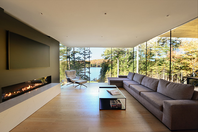 Contemporary home between lake and forest by LOCUS architecture+design