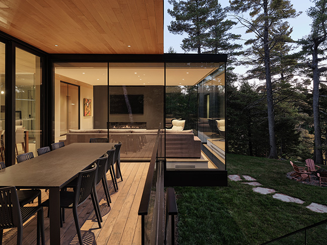 Contemporary home between lake and forest by LOCUS architecture+design