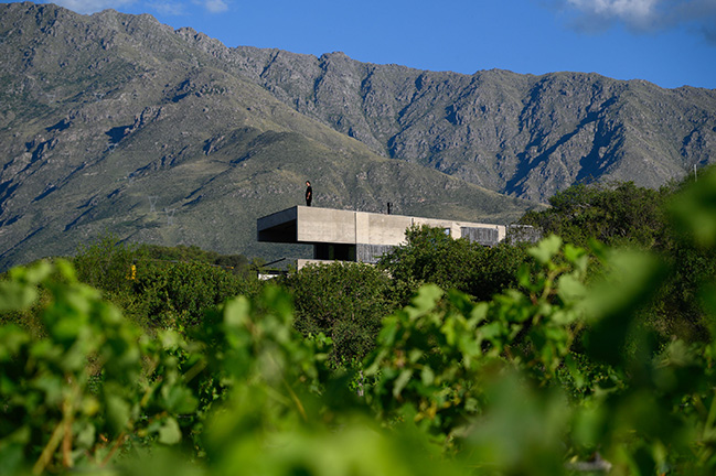 Lodge JR by Paul Dragicevic | House in the moutains