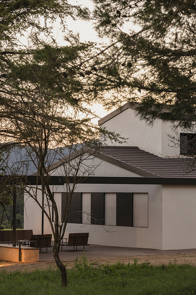 Can Bellpuig by Francesc Rifé Studio | A summer home overlooking the lake of Banyoles