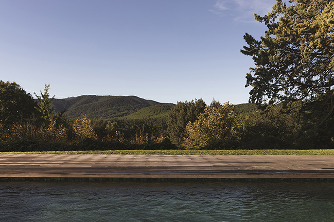 Can Bellpuig by Francesc Rifé Studio | A summer home overlooking the lake of Banyoles