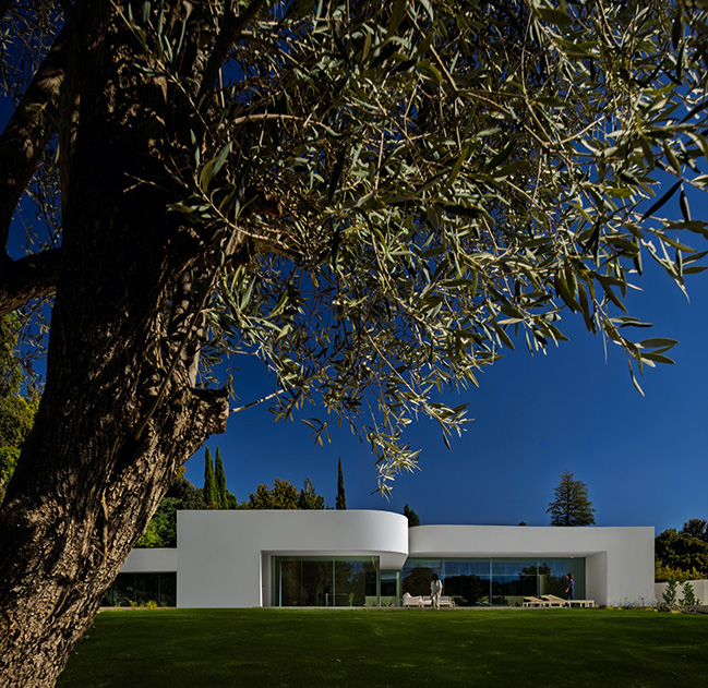 Villa 18 by Fran Silvestre Arquitectos