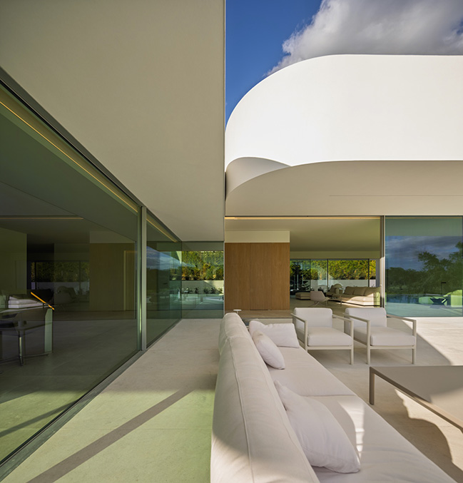 Villa 18 by Fran Silvestre Arquitectos