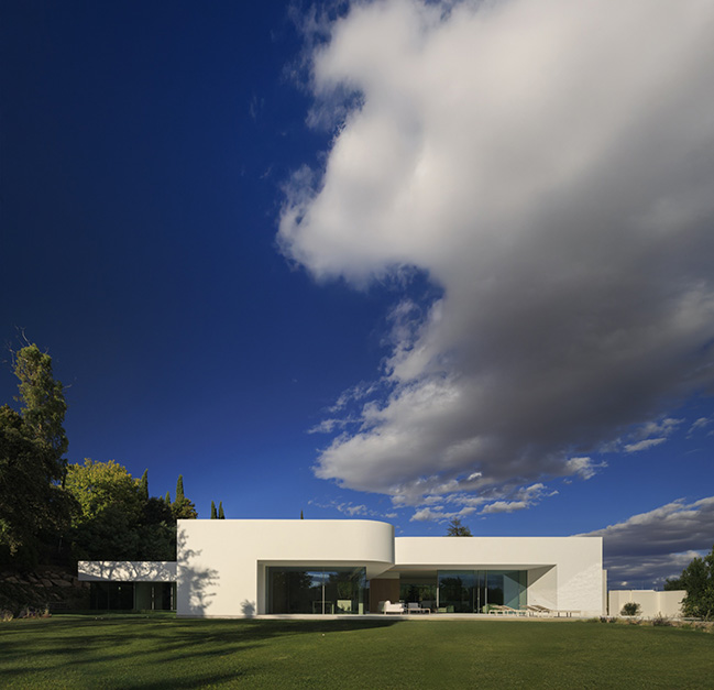 Villa 18 by Fran Silvestre Arquitectos