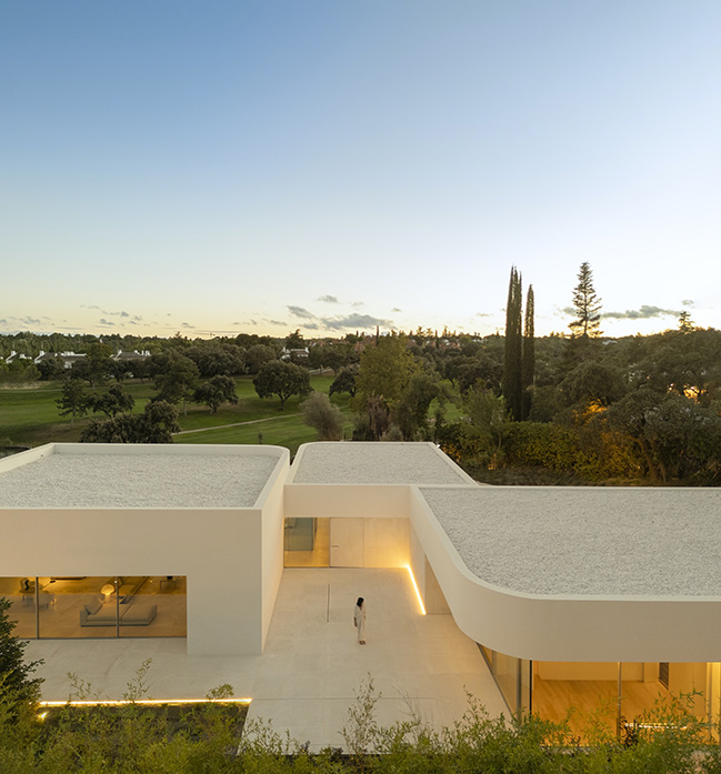 Villa 18 by Fran Silvestre Arquitectos