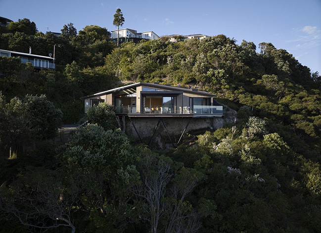 Cliff Hanger House by Turner Road Architecture