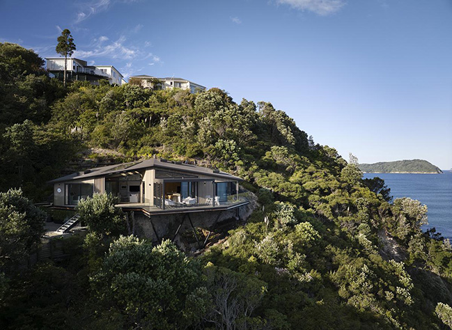 Cliff Hanger House by Turner Road Architecture