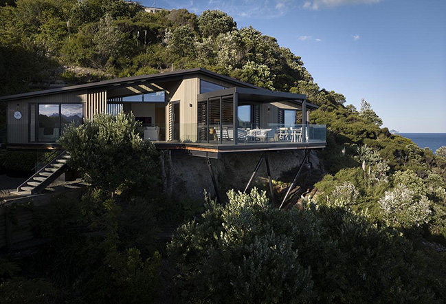 Cliff Hanger House by Turner Road Architecture