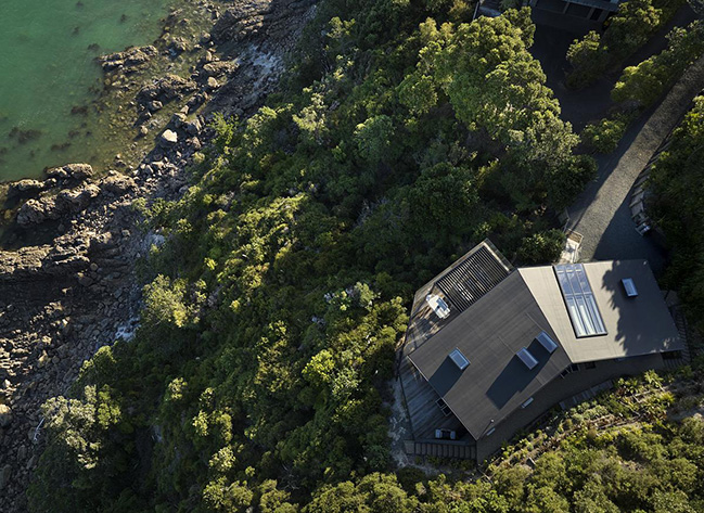 Cliff Hanger House by Turner Road Architecture