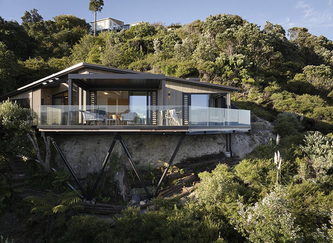 Cliff Hanger House by Turner Road Architecture
