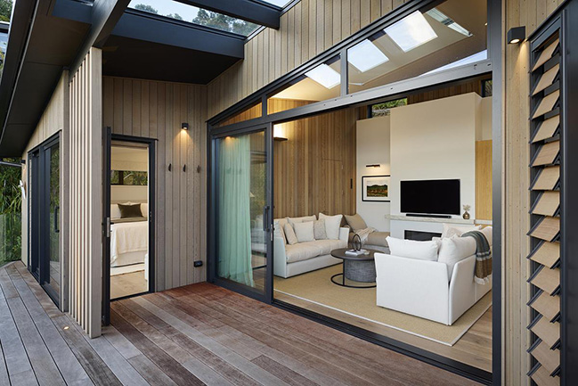 Cliff Hanger House by Turner Road Architecture