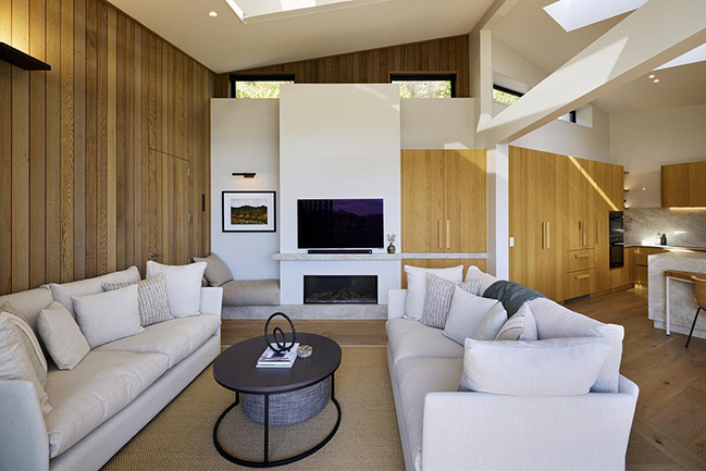 Cliff Hanger House by Turner Road Architecture