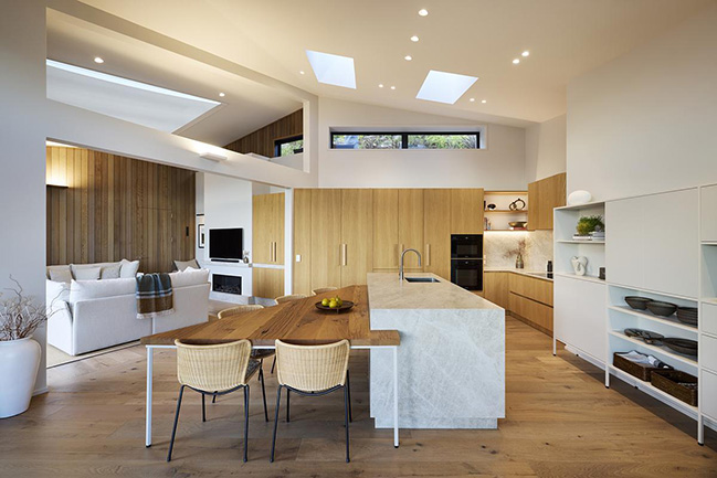 Cliff Hanger House by Turner Road Architecture