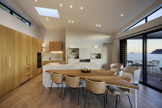Cliff Hanger House by Turner Road Architecture