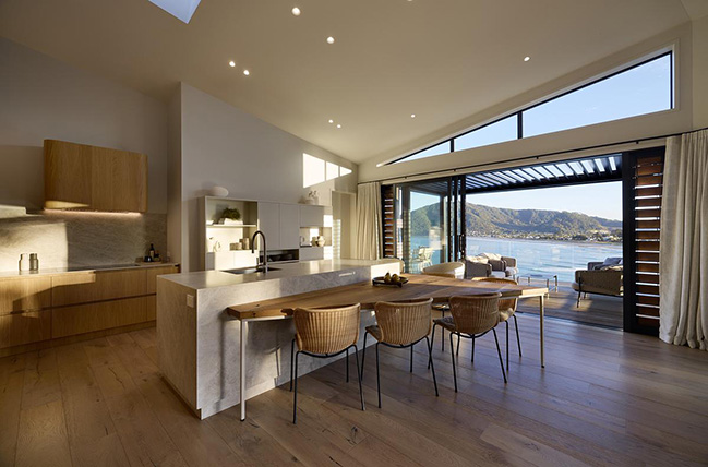 Cliff Hanger House by Turner Road Architecture