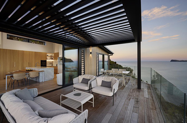 Cliff Hanger House by Turner Road Architecture