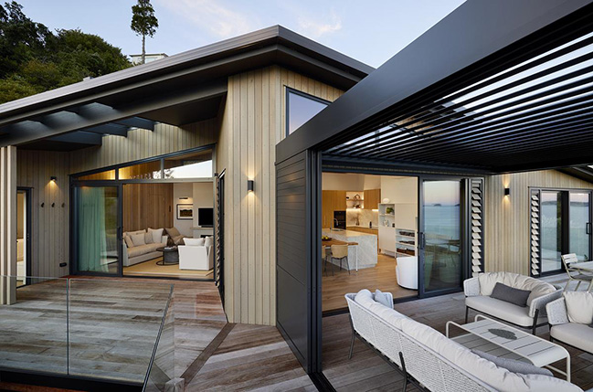 Cliff Hanger House by Turner Road Architecture