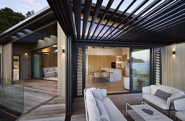 Cliff Hanger House by Turner Road Architecture