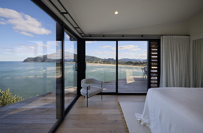 Cliff Hanger House by Turner Road Architecture
