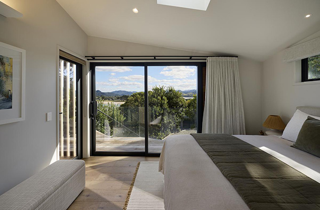 Cliff Hanger House by Turner Road Architecture