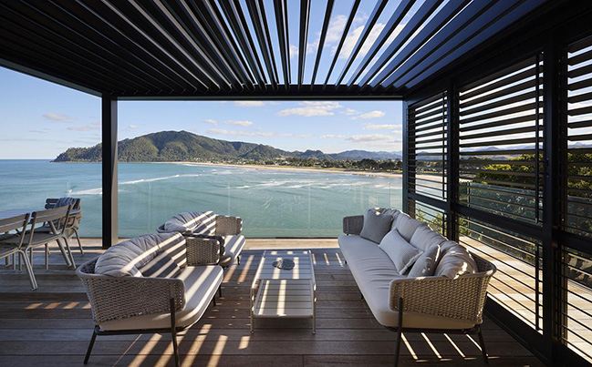 Cliff Hanger House by Turner Road Architecture