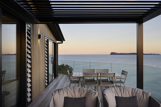 Cliff Hanger House by Turner Road Architecture