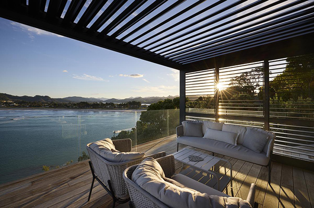 Cliff Hanger House by Turner Road Architecture