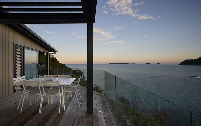 Cliff Hanger House by Turner Road Architecture