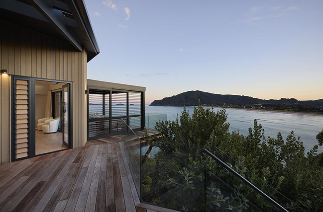Cliff Hanger House by Turner Road Architecture