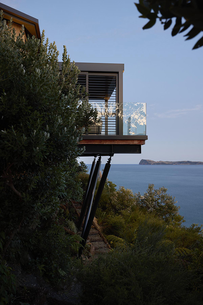 Cliff Hanger House by Turner Road Architecture