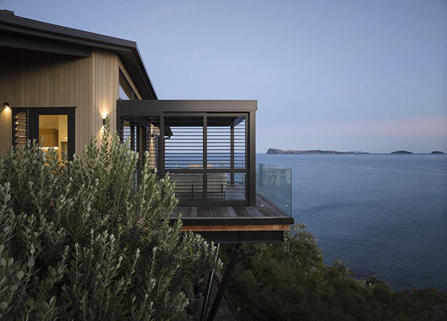 Cliff Hanger House by Turner Road Architecture