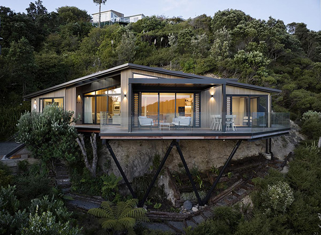 Cliff Hanger House by Turner Road Architecture