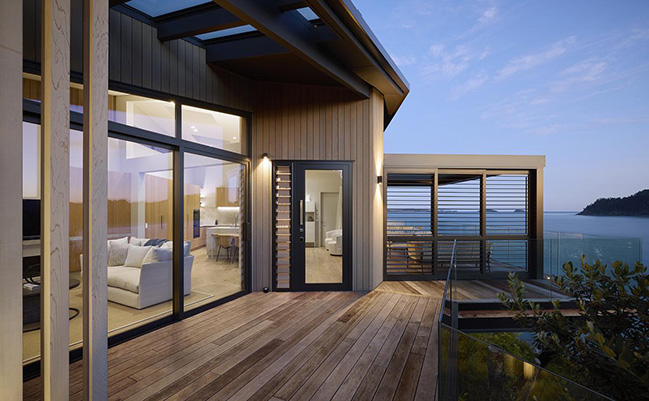 Cliff Hanger House by Turner Road Architecture