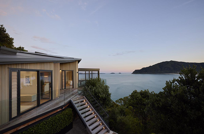 Cliff Hanger House by Turner Road Architecture