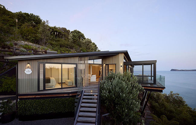 Cliff Hanger House by Turner Road Architecture