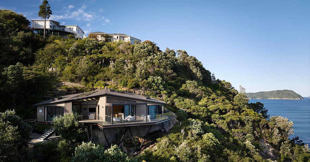 Cliff Hanger House by Turner Road Architecture