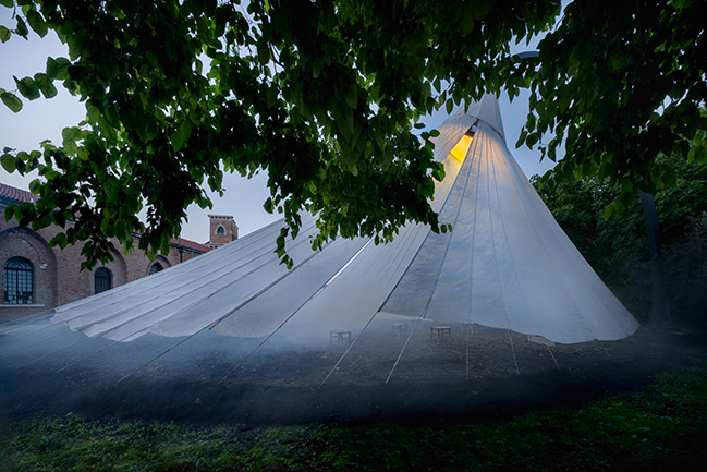 MAD Unveils Chinese Paper Umbrella at Venice Biennale's China Pavilion