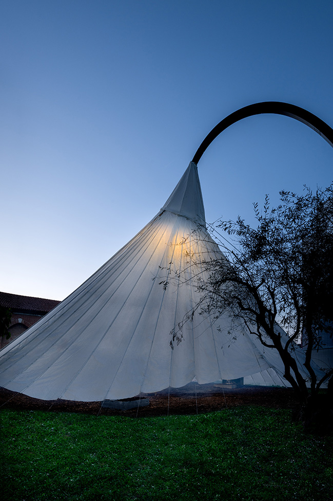 MAD Unveils Chinese Paper Umbrella at Venice Biennale's China Pavilion