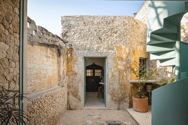 Casa Habitación by Veinte Diezz Arquitectos | Transforms an abandoned into a serene indoor-outdoor dwelling
