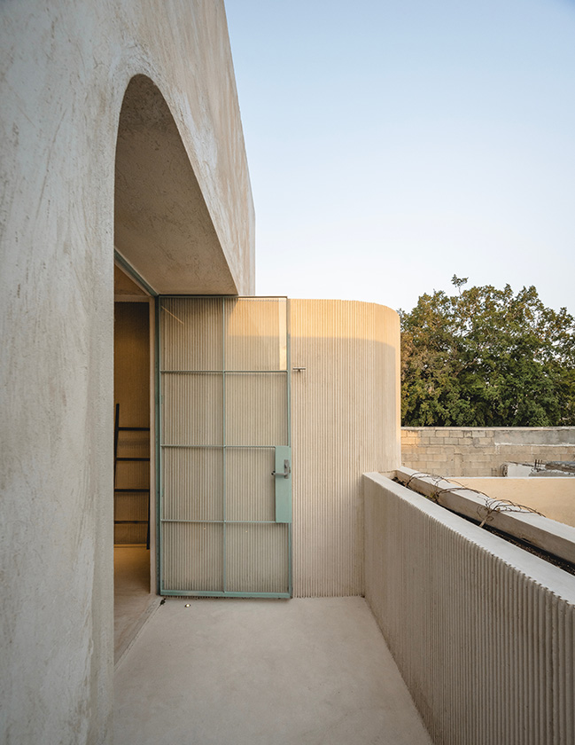 Casa Habitación by Veinte Diezz Arquitectos | Transforms an abandoned into a serene indoor-outdoor dwelling
