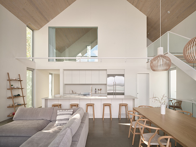 Versant clair Residence by Muuk Architecture | A discreet and luminous home on the shores of Lake Brome