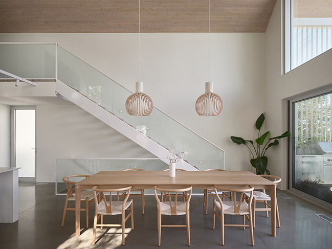 Versant clair Residence by Muuk Architecture | A discreet and luminous home on the shores of Lake Brome