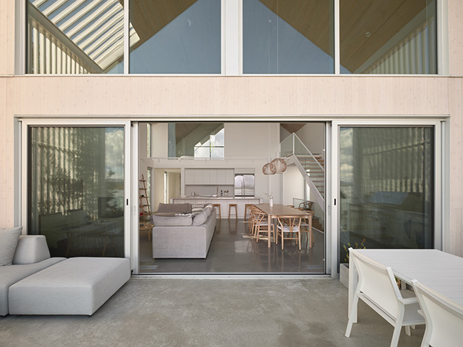 Versant clair Residence by Muuk Architecture | A discreet and luminous home on the shores of Lake Brome