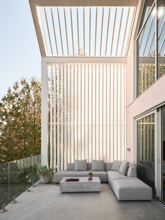 Versant clair Residence by Muuk Architecture | A discreet and luminous home on the shores of Lake Brome