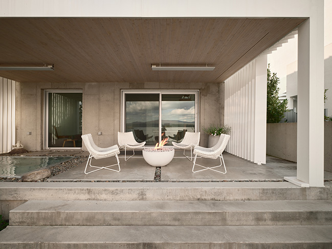 Versant clair Residence by Muuk Architecture | A discreet and luminous home on the shores of Lake Brome