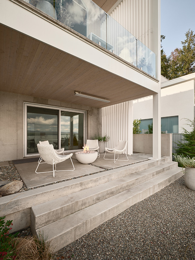 Versant clair Residence by Muuk Architecture | A discreet and luminous home on the shores of Lake Brome